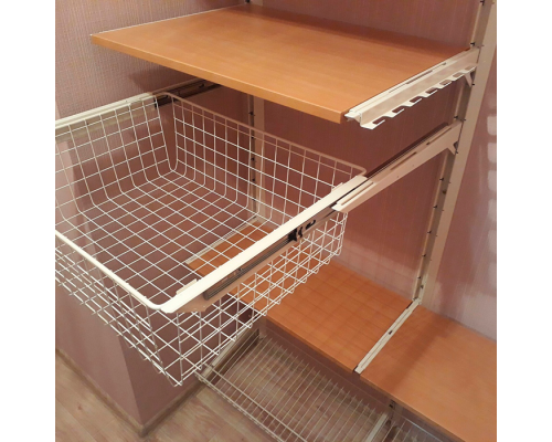 Узкий стеллаж с полками для книг в гостиную